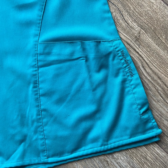 Wunderwink scrub top - Picture 4 of 4